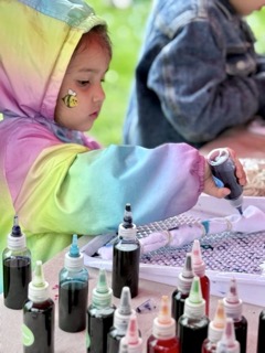Children making tie-dye t-shirts at Healthy Kids Day